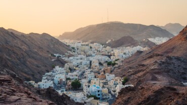 طريق جبلي في عُمان لرحلات السيارات من مسقط