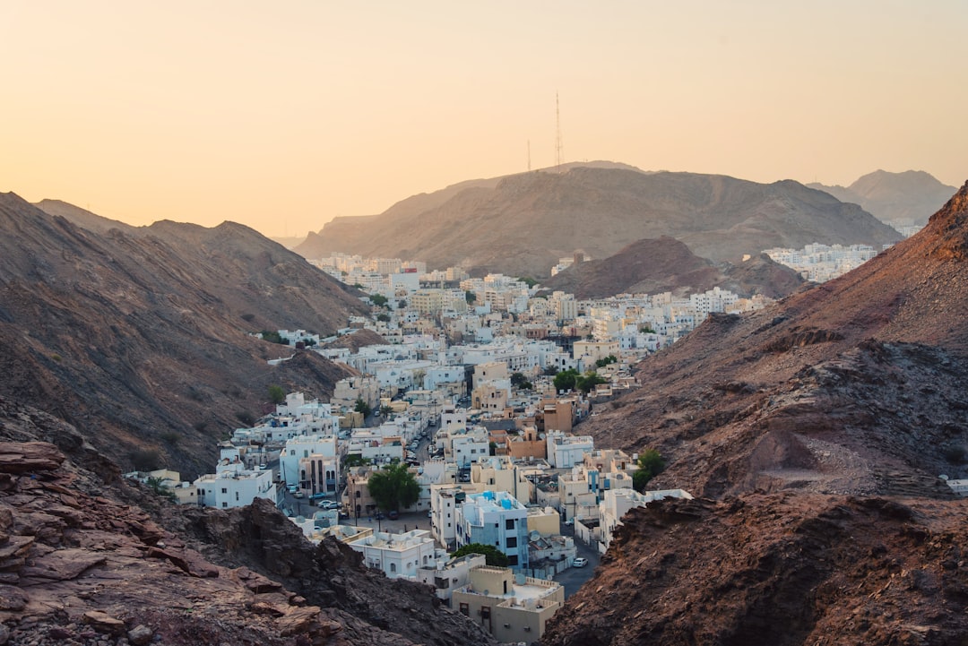 طريق جبلي في عُمان لرحلات السيارات من مسقط