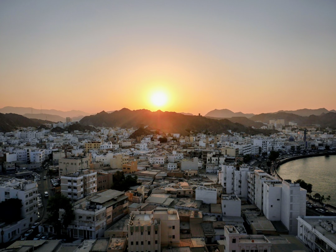 منظر مسقط ومطرح والجبال مع الطريق والسيارات